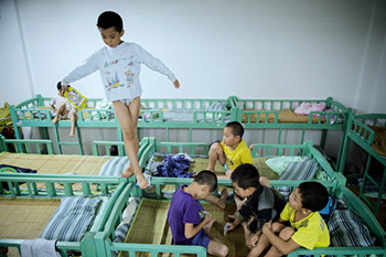 Separation of flesh and blood under the system Observation of China's boarding system.jpg