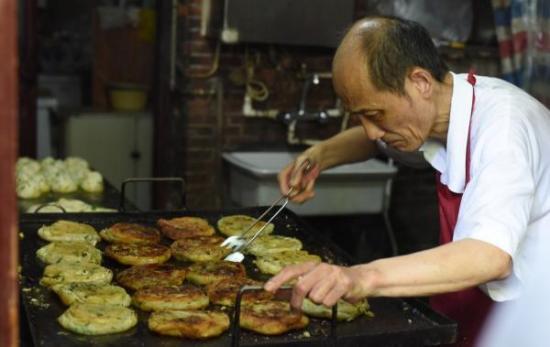Shanghai's hottest scallion pancake shop closed due to unlicensed operation.jpg