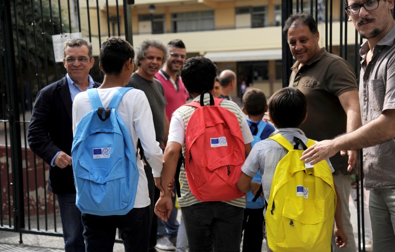 首批滞留小难民在希腊入学