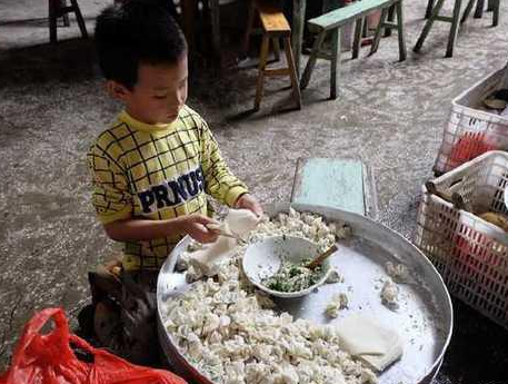 An 8-year-old left-behind boy in Jiangxi makes tens of thousands of wontons a day and becomes an internet celebrity.jpg
