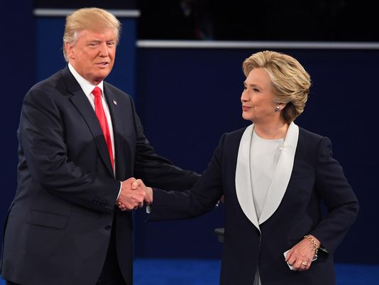 Hillary与Trump在第二轮总统电视辩论结束后握手。