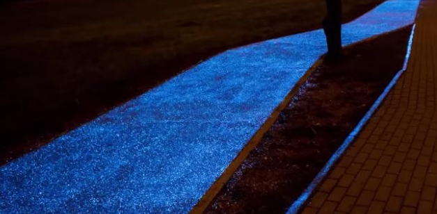 波兰建造太阳能自行车道 夜里发出蓝光