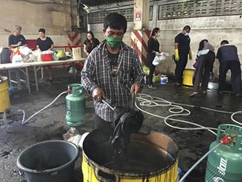The price of black clothes in Thailand is out of stock. Volunteers free tie-dye black clothes on the street .jpg