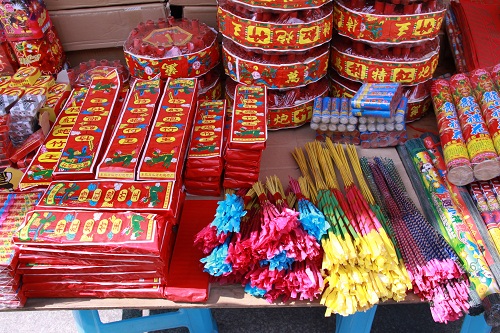 Chinese-English bilingual Chinese folk customs Issue 148: The origin of firecrackers.jpg