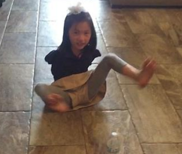 神奇！美7岁无臂女孩用脚完成瓶子翻转挑战