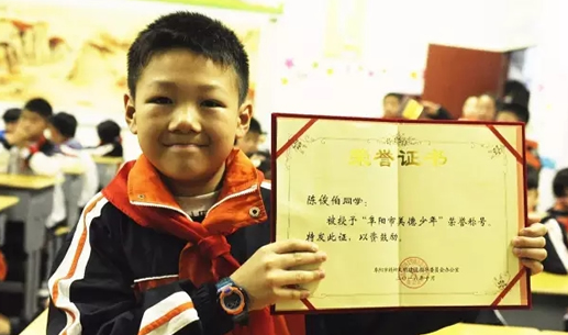 A 3-year-old girl in Anhui fell from the third floor. A 10-year-old boy caught it with bare hands. It’s no problem.jpg