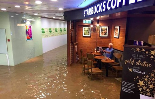 The old man calmly drank coffee in the flood and became popular. Netizens showed PS skills.jpg