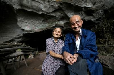 An old couple in Sichuan has lived in a cave for 54 years and staged a real version of "The Immortal Family Couple".jpg