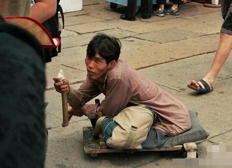Chinese children were crippled and deceived into begging in Malaysia.jpg