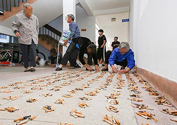 Zhejiang Shengzhou halted the activity of picking up cigarette butts for paper towels.jpg
