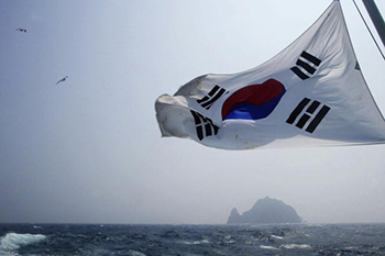 The South Korean Coast Guard fired on a Chinese fishing boat with a machine gun for the first time.jpg