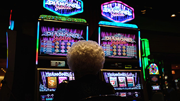 The traffic is terrible. Silver-haired gamblers are worrying.jpg