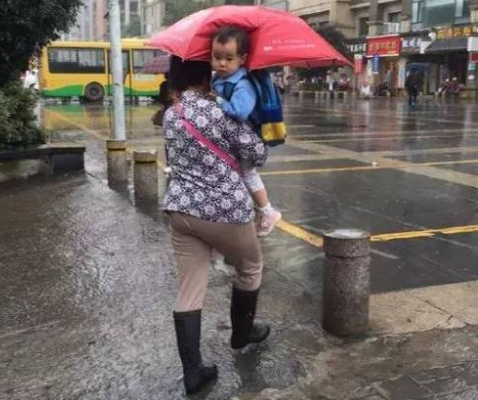 安徽一位奶奶给孙女打伞图火遍全网