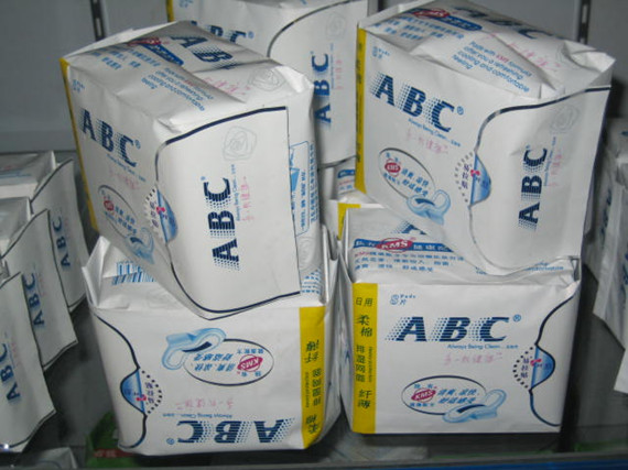 An extremely large case of counterfeit sanitary napkins uncovered in Nanchang, Jiangxi.jpg