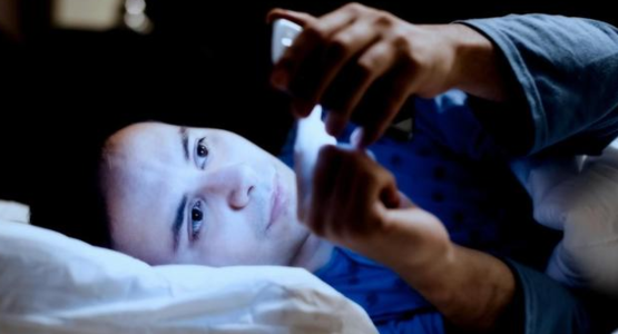 The latest research shows that electronic devices do affect the sleep of teenagers.jpg