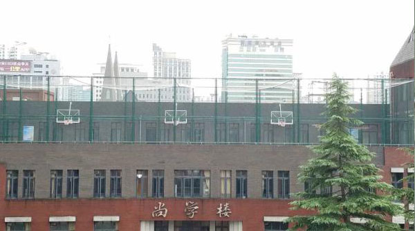 贴心!上海徐汇一中学在屋顶建篮球场!.jpg