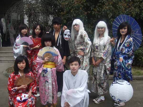 Traditional tailors born in the 60s specialize in cosplay costumes with a monthly income of over 10,000.jpg