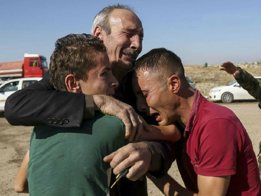The scene of the reunion of the Iraqi refugee camps with their relatives is moving.jpg