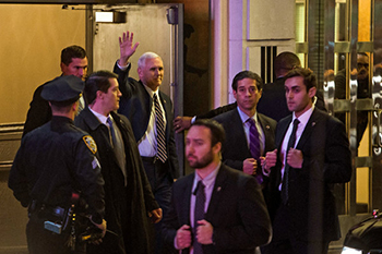 The deputy Broadway watching the drama is making things difficult. Trump asks the actors to apologize.jpg