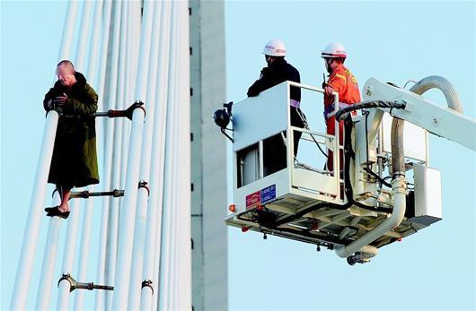 男子三爬武汉长江二桥欲跳桥 每次都造成大堵车.jpg