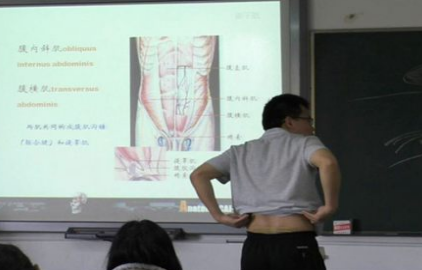 Nanjing Medical University's sexy male god became popular Teacher's "hot" undressing demonstration.jpg