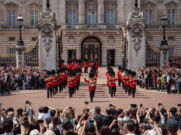 修缮白金汉宫将花费3.69亿英镑 民众请愿让王室自掏腰包.jpg