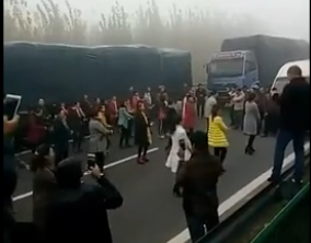A different kind of scenery! The high-speed road was jammed for 6 hours and the aunt danced the square dance! .jpg