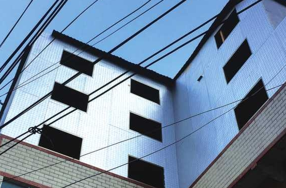 Guizhou Anshun cheated the demolition money to build a paper house wind can blow down.jpg