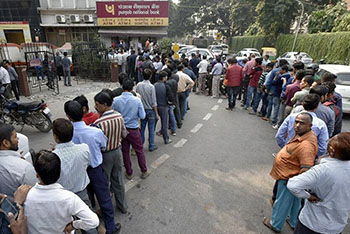 Bank queuing was too long due to banknotes. A woman in India could not withdraw money to buy medicine for her sick father.jpg