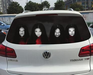 Car owners use scary car stickers to deal with high-beam traffic police, claiming that they will be responsible for the accident.jpg