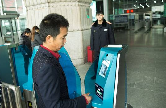 Beijing West Railway Station opened the face-swiping channel to quickly enter the station.jpg