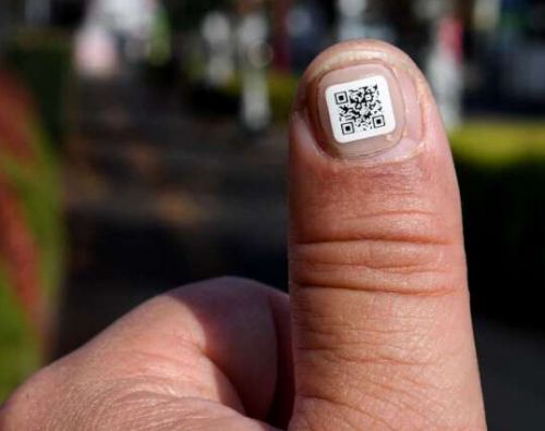 Japan has a unique strategy to prevent the elderly from losing their nails by sticking a QR code.jpg