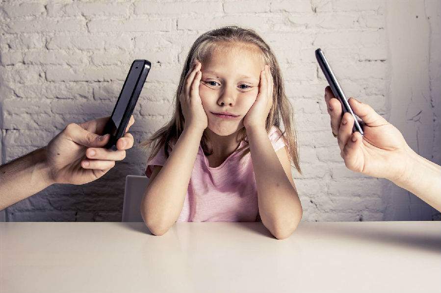 It’s hard to be a good role model for children American parents are addicted to smart devices!.jpg