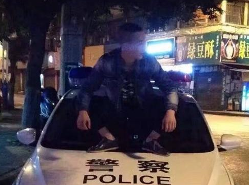 花样作死! 内江小伙为寻求刺激直播踩踏警车!.jpg