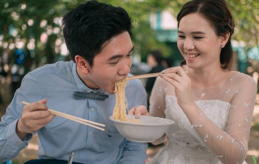 Alternative wedding photos of Thai food couples became popular on the Internet .jpg