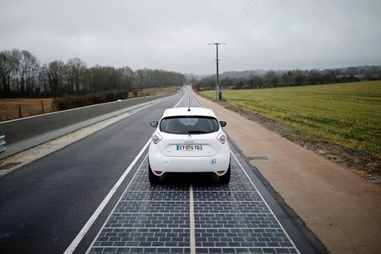 全球首条太阳能公路在法国投入使用