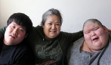 双胞胎儿子重度肥胖 单亲妈妈向社会求助.jpg