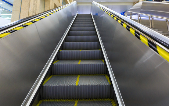 乘坐地铁自动扶梯靠右站究竟安全不安全?