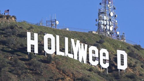 美国好莱坞巨型标志新年夜遭人篡改