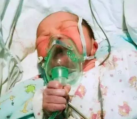 超励志! 宝宝刚出生就手拿氧气罩吸氧!
