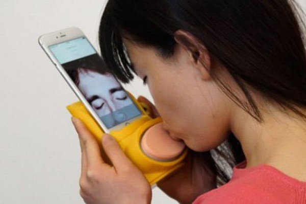 异地恋神器：智能手机壳让你和爱人“远距离接吻”.jpg