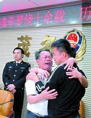 The Chinese man who was kidnapped at the age of seven remembered his hometown’s name after tasting his hometown specialties, and finally reunited with his father.jpg