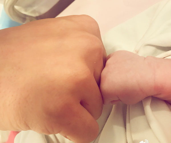 Congratulations! Angelababy successfully gave birth to the baby boy'Little Sponge' in Hong Kong.jpg