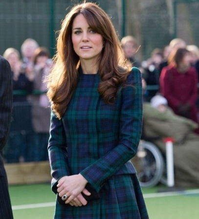为什么凯特王妃在皇家宴会上总双手放前拿包?