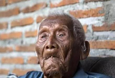 An old man in Indonesia claimed that he did not want to live anymore after his 146th birthday.jpg