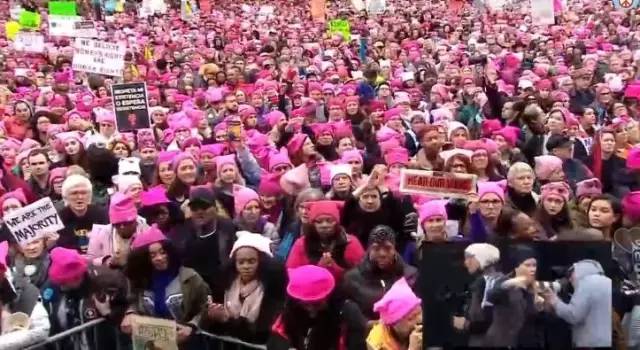 美国女性准备前往华盛顿开展游行