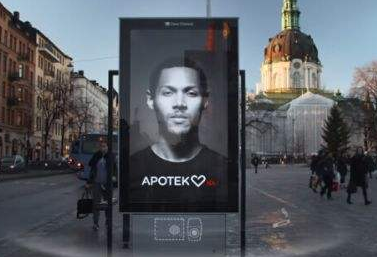 瑞典街头现创意戒烟广告牌 烟民接近就'咳嗽'