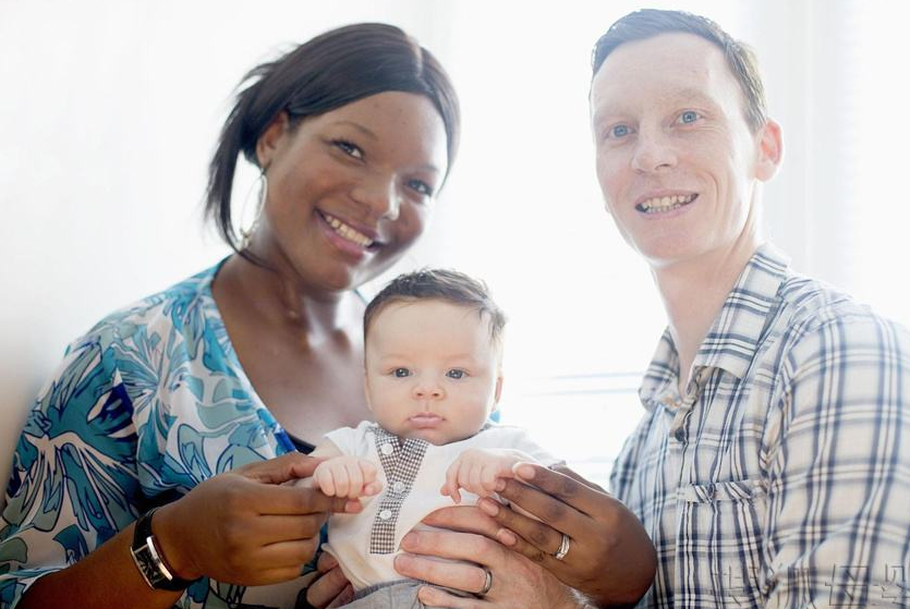 黑人母亲生下白人宝宝 几率只有百万分之一!