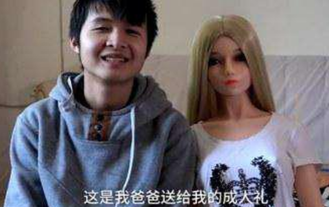 There is no woman in the family after the divorce. Guizhou father and son raised 7 inflatable dolls! .jpg
