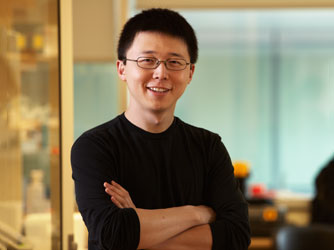 34岁的张峰成为麻省史上最年轻的华人终身教授